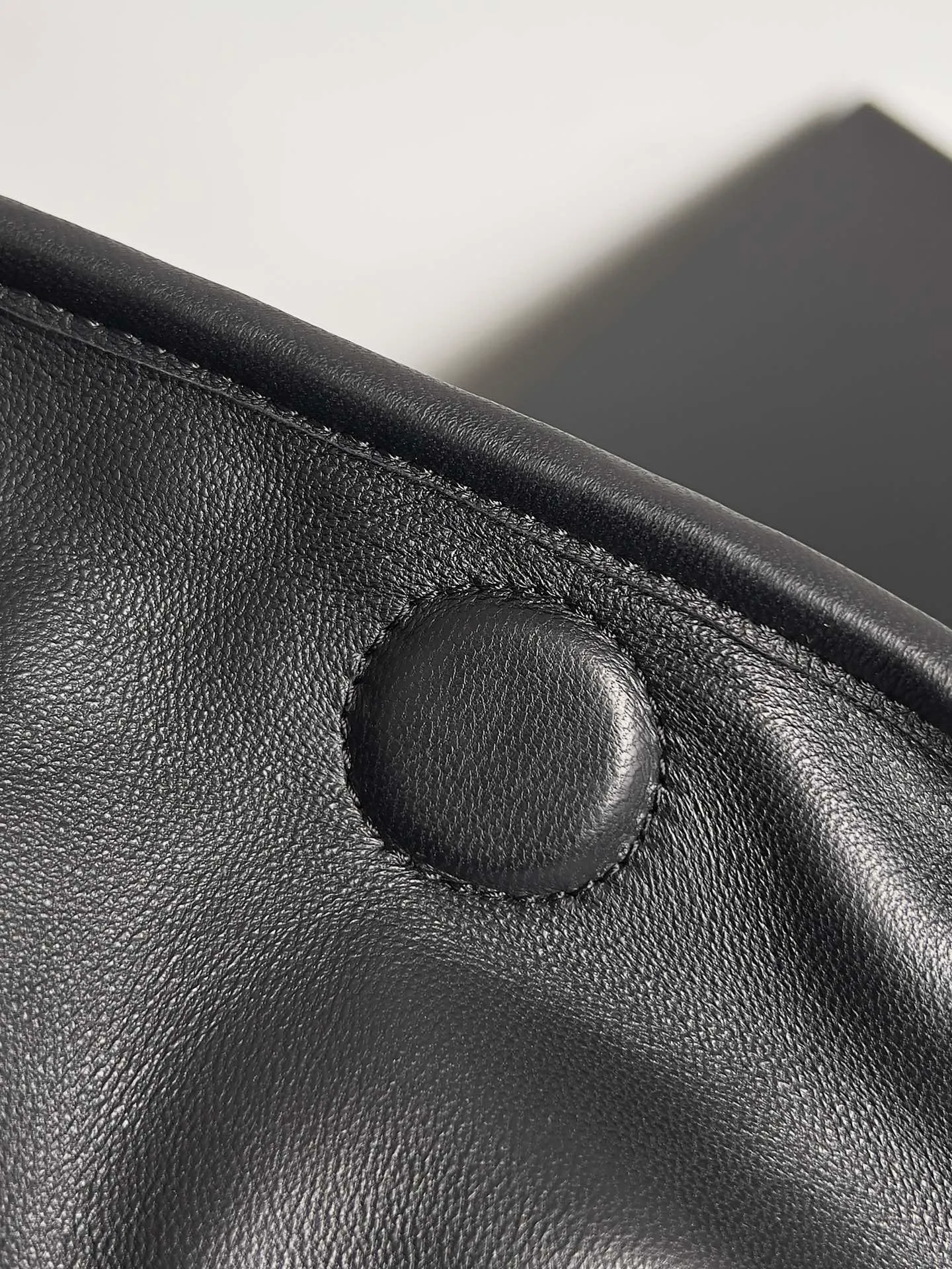 Batch 2160 Recently, I seem to be obsessed with this bag from BV~ The new Hop is really not too beautiful. The whole bag has no seams. The bag body and handles are made of one piece of leather. It embodies the style and essence of Bottega Veneta. It truly represents craftsmanship and creativity. The large size has a very loose and lazy upper body. Big bag lovers will definitely not regret buying it. Style number: 763970 Size: 53*24*13